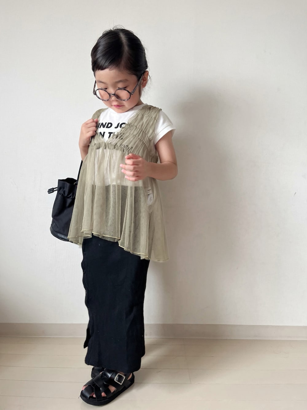 「レイヤードスタイル、夏コーデ、アツいコーデ全部見せ、きれいめカジュアル、スカート、白Tシャツ、Tシャツ、サンダル、ベスト、ノースリーブ、ショルダーバッグ」｜「CIAOPANIC TYPYの【新色追加】【KIDS】シャーリングチュール2WAYチュニック（チュニック、グリーン系）」を使った、* 𝚝𝚘𝚛𝚒𝚌𝚘𝚝*さん（キッズ・100cm）の夏コーディネートの5枚目の写真