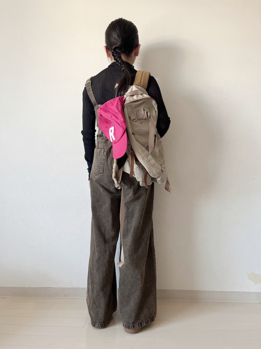 ブラック系のサロペット/オーバーオール、レッド系のスニーカー、ブラック系のニット/セーターを着用したキッズの秋コーディネートの4枚目の写真