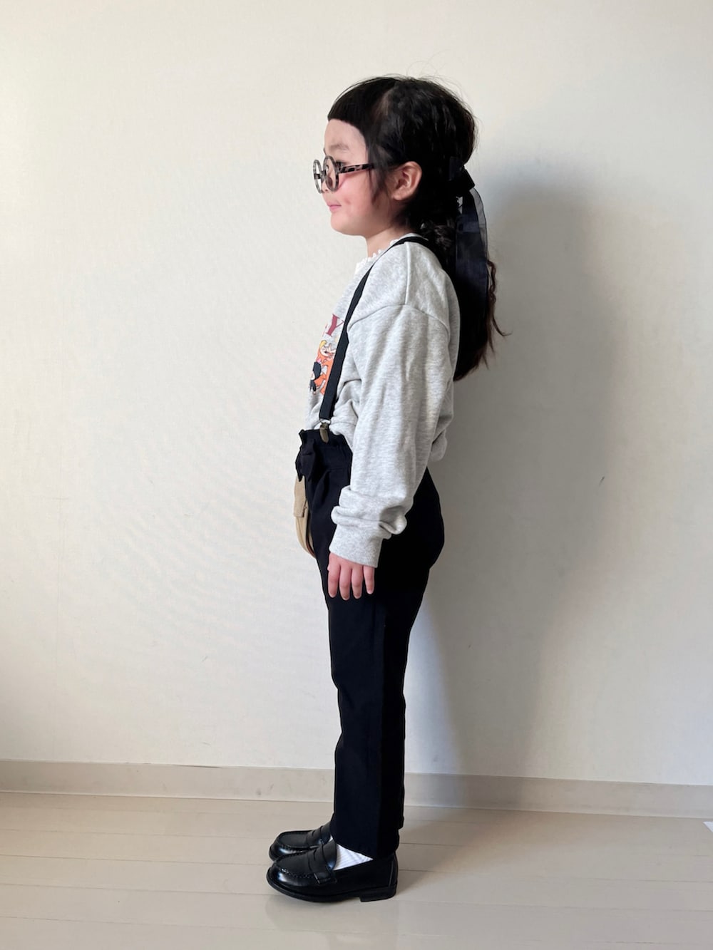 グレー系のスウェット、ベージュ系のTシャツ/カットソー、ブラック系のその他パンツを着用したキッズの秋コーディネートの3枚目の写真