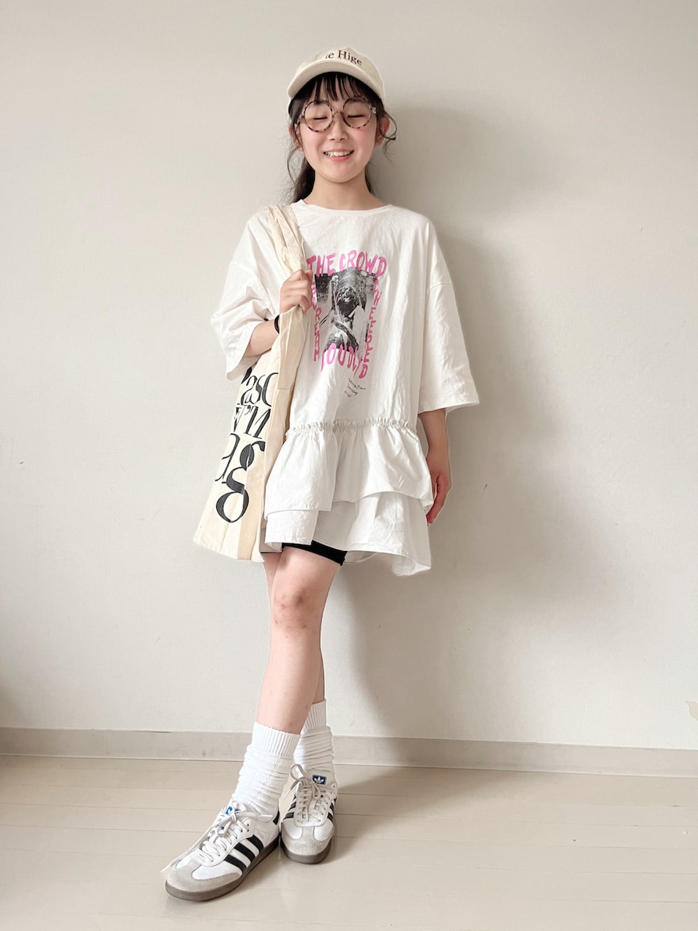 「やっぱり帽子が好き、雨の日コーデ、白シャツ、サイクリングパンツ、スポーツミックス、スニーカー、キャップ、トートバッグ、カジュアルコーデ、ジュニア、淡色コーデ」｜「niko and...の布帛コンビフリルロックTシャツ（Tシャツ/カットソー、ホワイト系）」を使った、* 𝚝𝚘𝚛𝚒𝚌𝚘𝚝*さん（キッズ・140cm）の春コーディネートの3枚目の写真