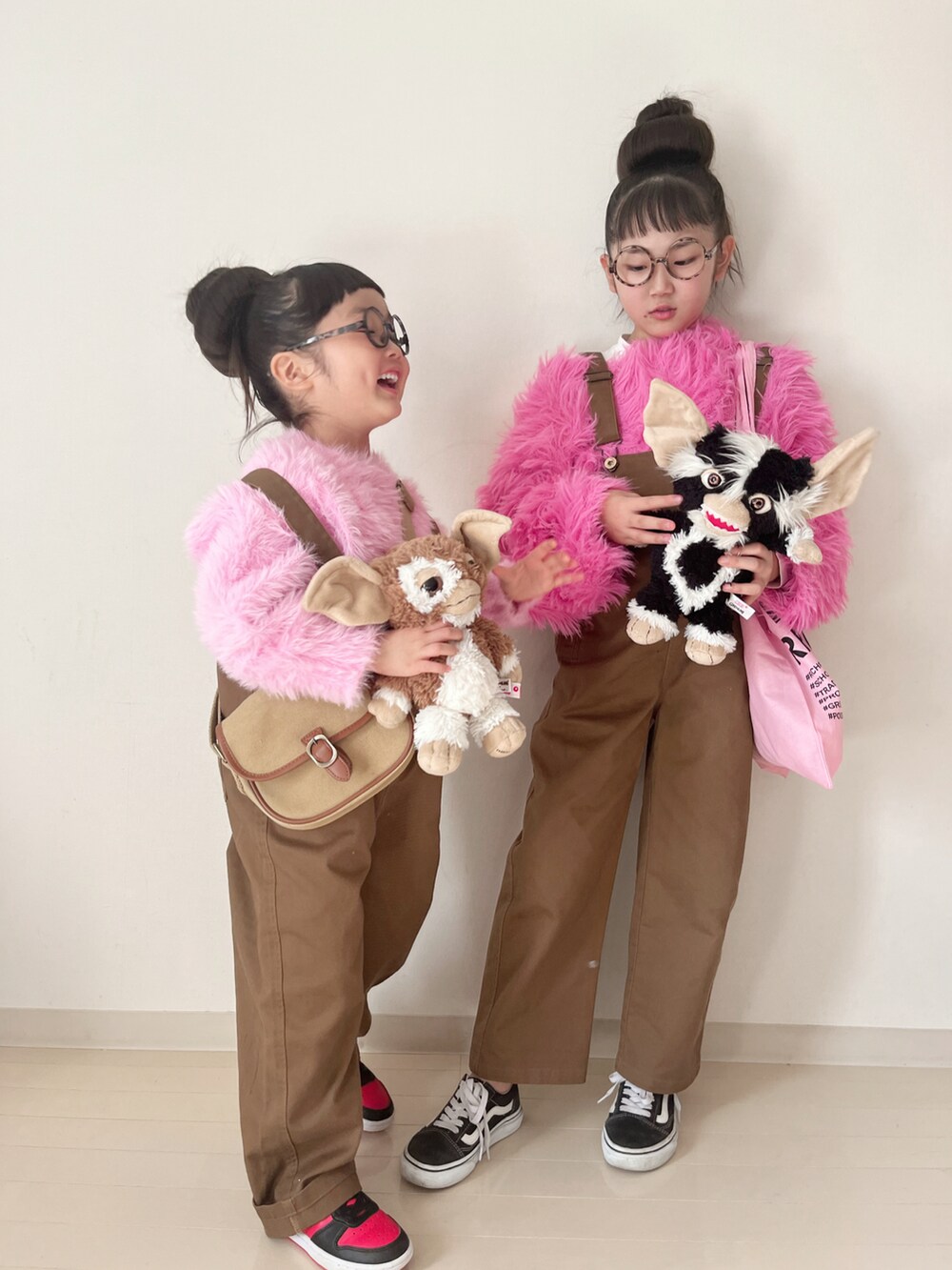ピンク系のニット/セーター、ピンク系のダウンベスト、ピンク系のニット/セーターを着用したキッズの冬コーディネートの5枚目の写真