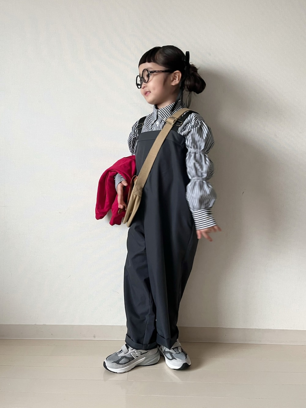 グレー系のサロペット/オーバーオール、レッド系のカーディガン/ボレロ、ブラック系のシャツ/ブラウスを着用したキッズの春コーディネートの2枚目の写真