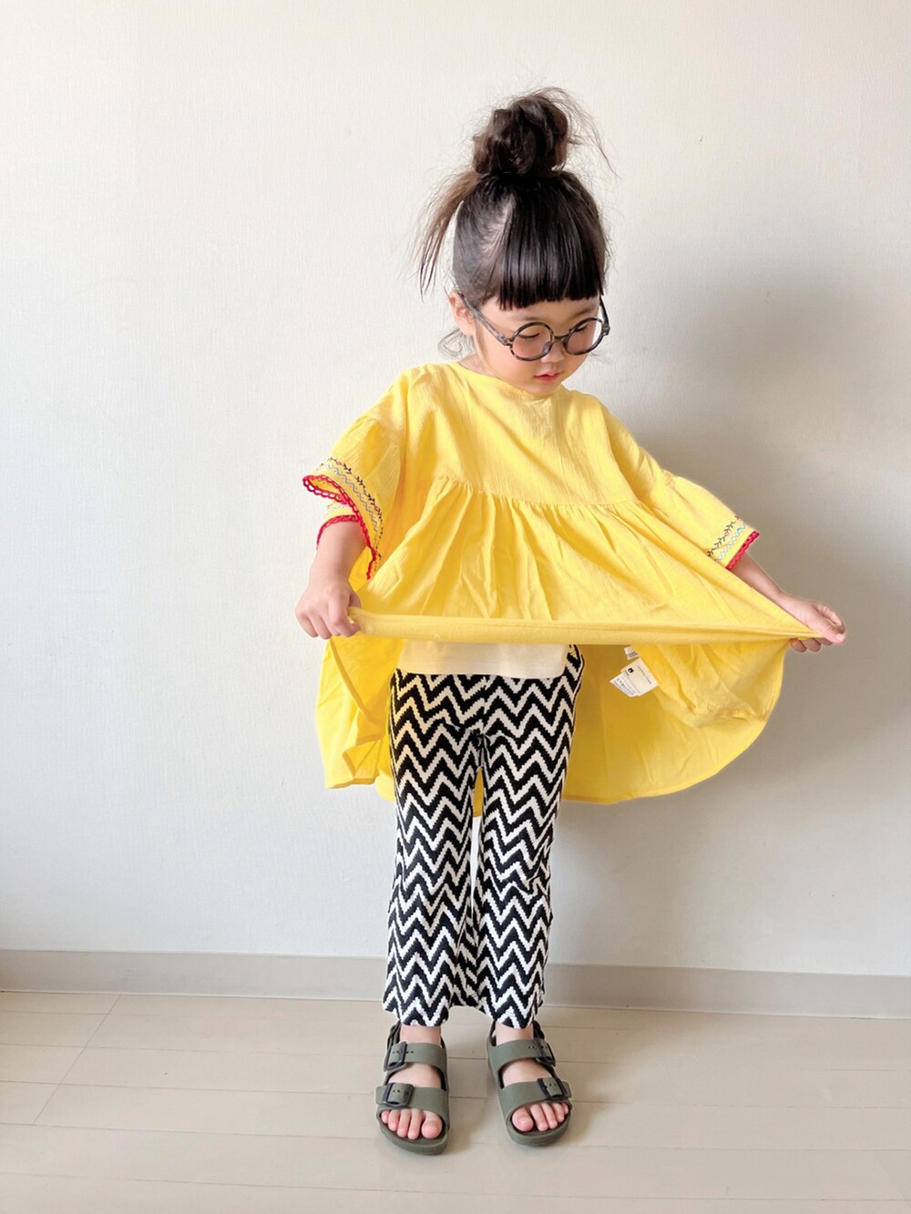 イエロー系のシャツ/ブラウス、グリーン系のサンダルを着用したキッズの春コーディネートの4枚目の写真