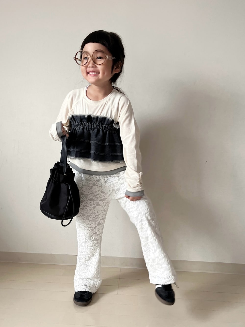 ホワイト系のTシャツ/カットソー、ホワイト系のその他パンツ、ブラック系のスニーカーを着用したキッズの秋コーディネートの2枚目の写真