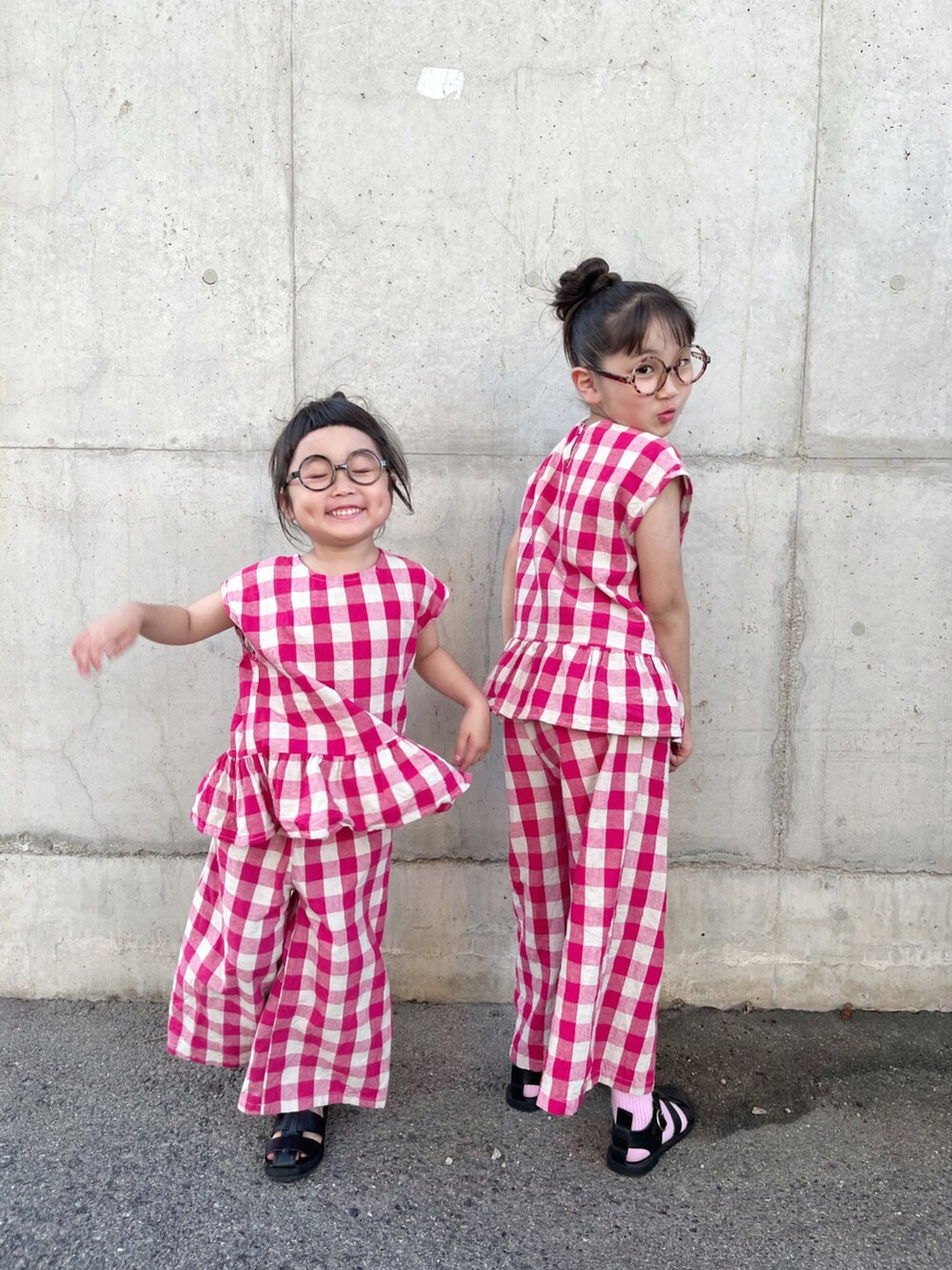 レッド系のセットアップ、レッド系のセットアップ、ブラック系のサンダルを着用したキッズの夏コーディネートの3枚目の写真