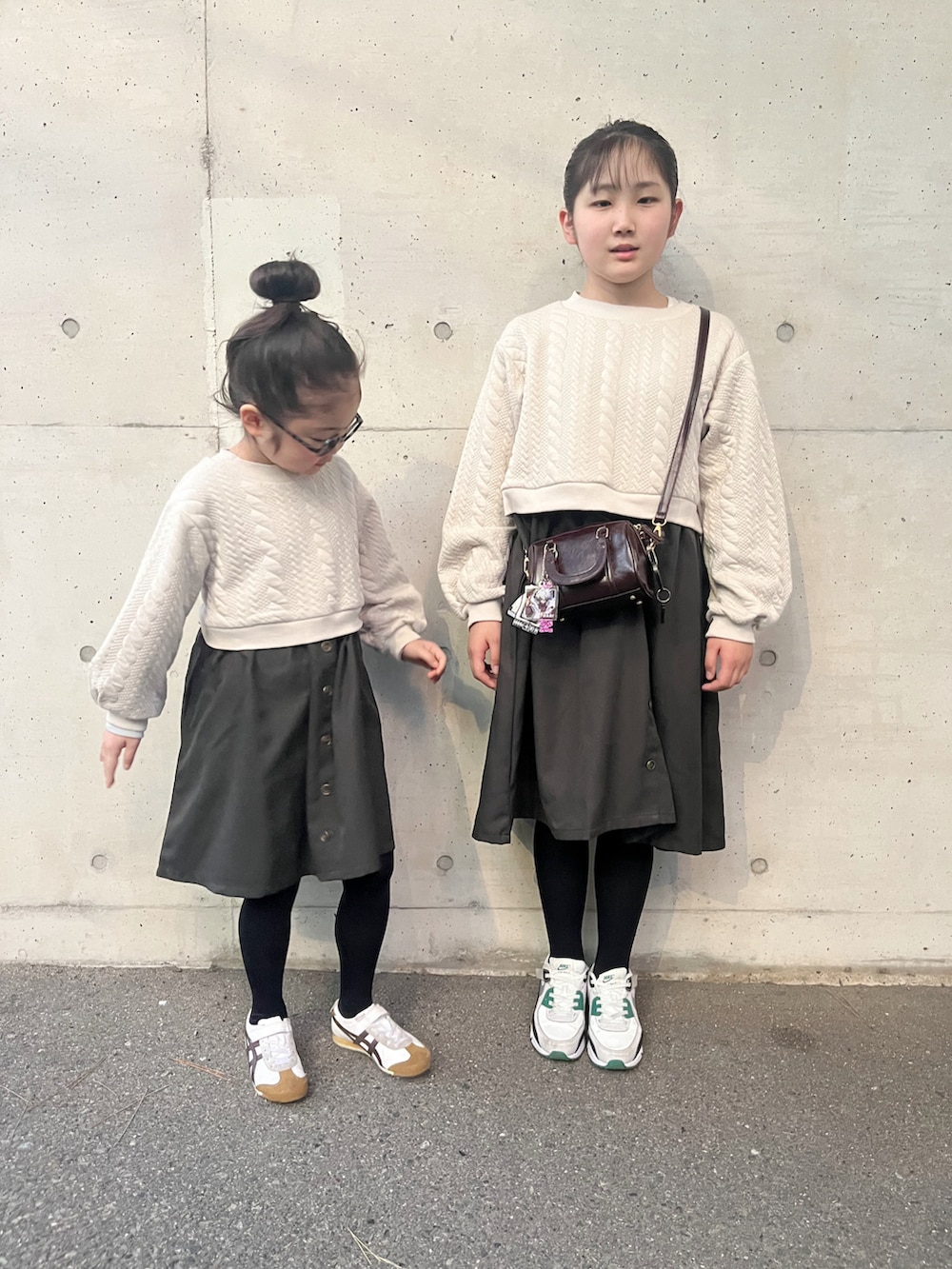 ベージュ系のワンピース、ベージュ系のワンピース、グリーン系のスニーカーを着用したキッズの冬コーディネートの5枚目の写真