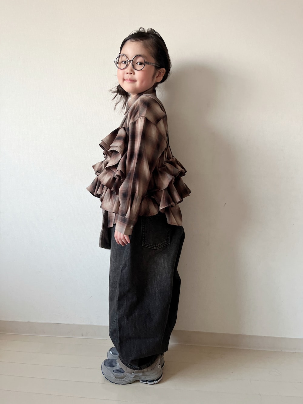 ブラウン系のシャツ/ブラウス、ブラック系のデニムパンツ、ブラウン系のキャミソールを着用したキッズの秋コーディネートの2枚目の写真