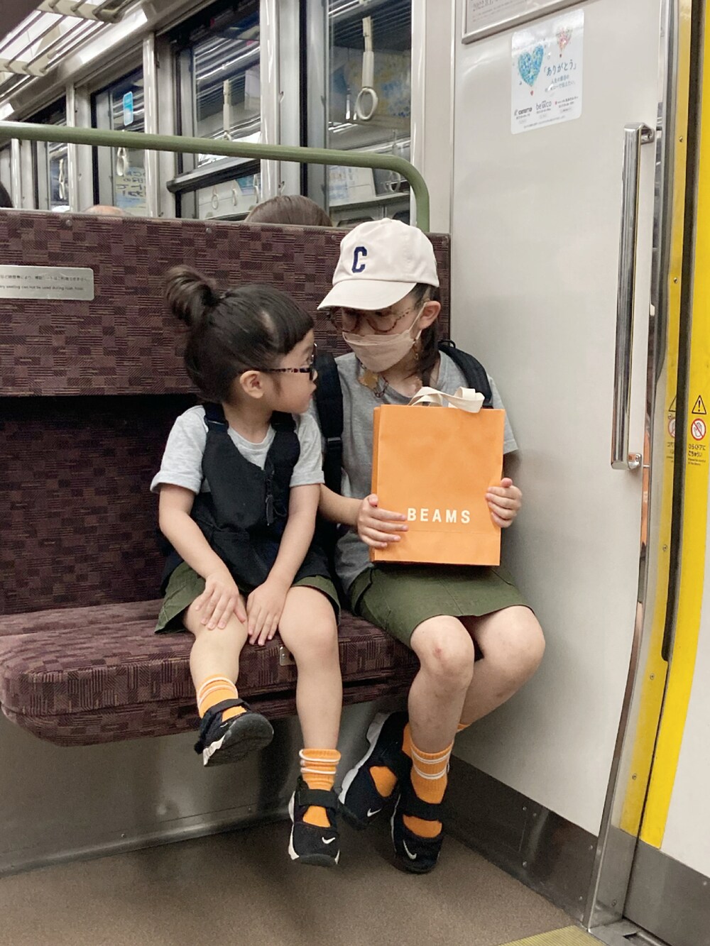 「姉妹コーデ、キャップ、黒リュック、バックパック、カラーソックス、スカート、エアリフト、Tシャツ」｜「THE NORTH FACEのザ・ノースフェイス / ショートスリーブスクエアロゴティー(キッズ／ベビー)（Tシャツ/カットソー、グレー系）」を使った、* 𝚝𝚘𝚛𝚒𝚌𝚘𝚝*さん（キッズ・123cm）の秋コーディネートの5枚目の写真