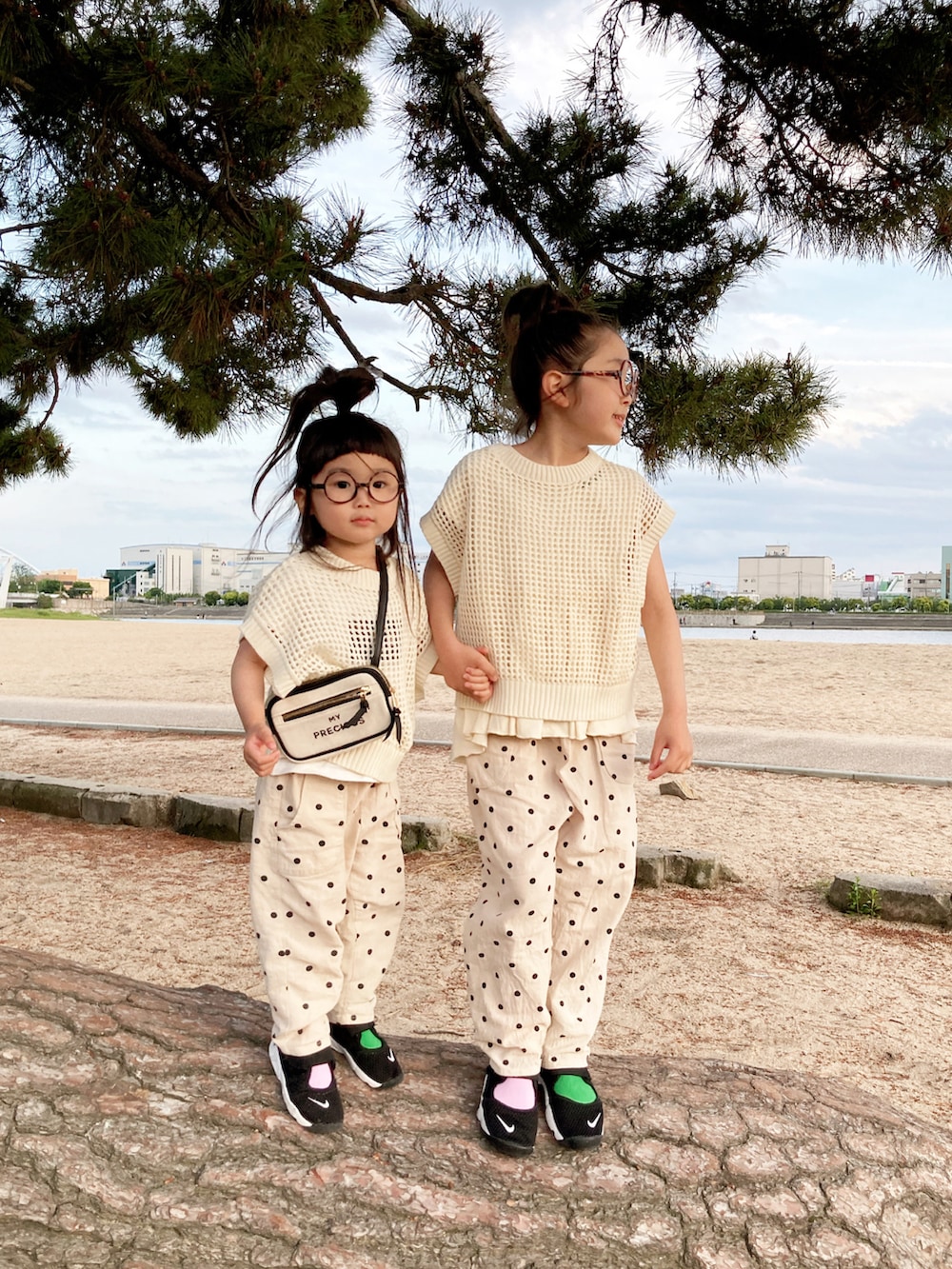 ホワイト系のベスト、ホワイト系のベスト、その他のその他パンツを着用したキッズの春コーディネートの2枚目の写真