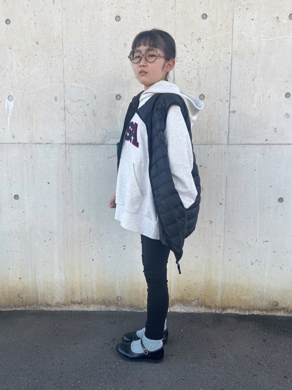 グレー系のスウェット、ブラック系のチノパンツ、グレー系のソックス/靴下を着用したキッズの秋コーディネートの2枚目の写真