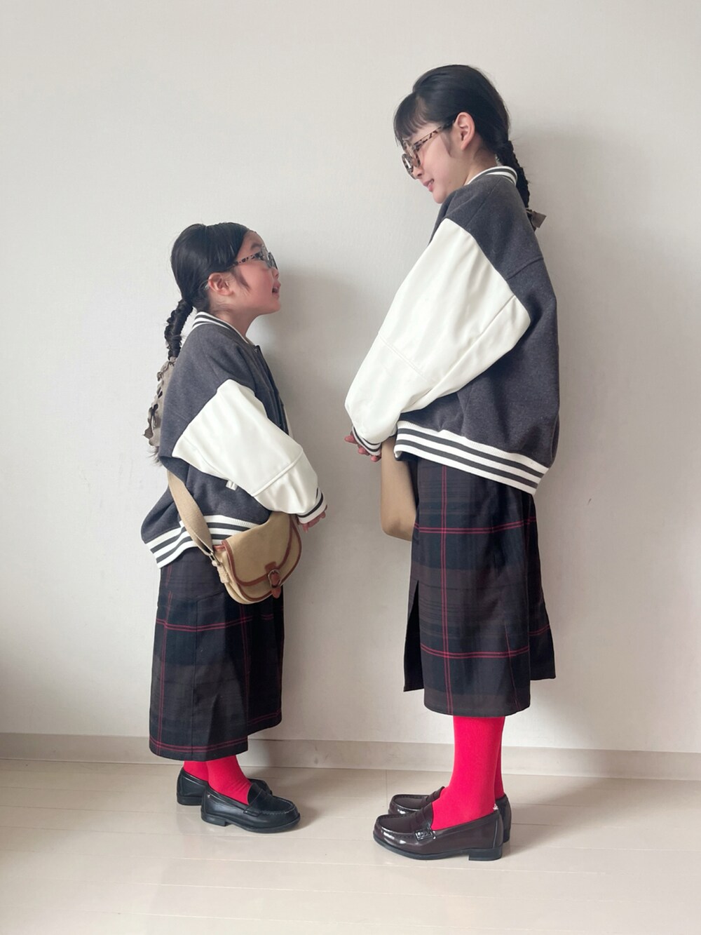 グレー系のスタジャン、グレー系のスタジャン、ホワイト系のニット/セーターを着用したキッズの冬コーディネートの4枚目の写真