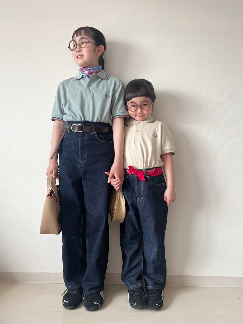 ベージュ系のポロシャツ、ブルー系のポロシャツ、ブルー系のデニムパンツを着用したキッズの夏コーディネートの3枚目の写真