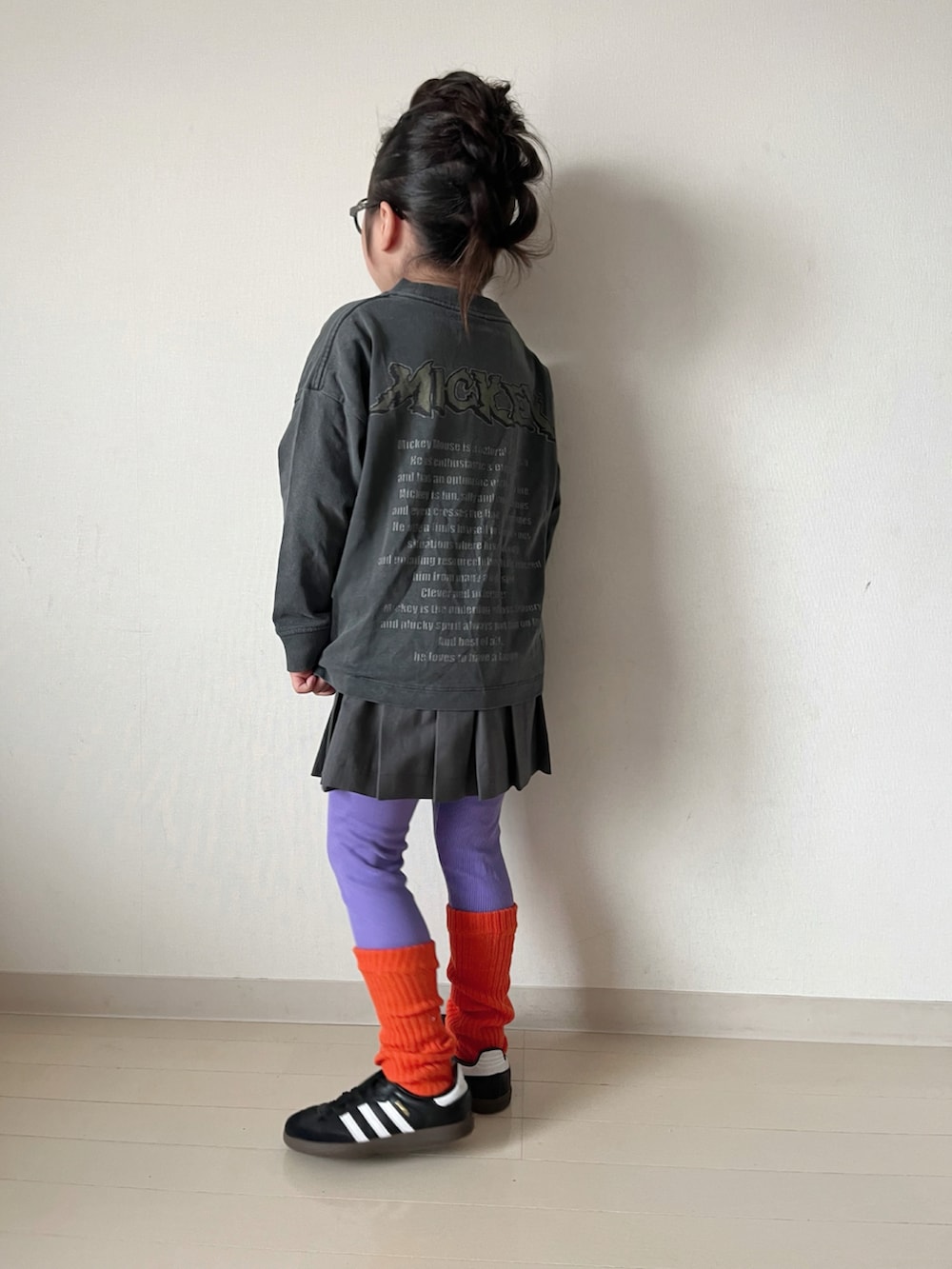 グレー系のTシャツ/カットソー、ブルー系のデニムジャケット、グレー系のスカートを着用したキッズの夏コーディネートの5枚目の写真