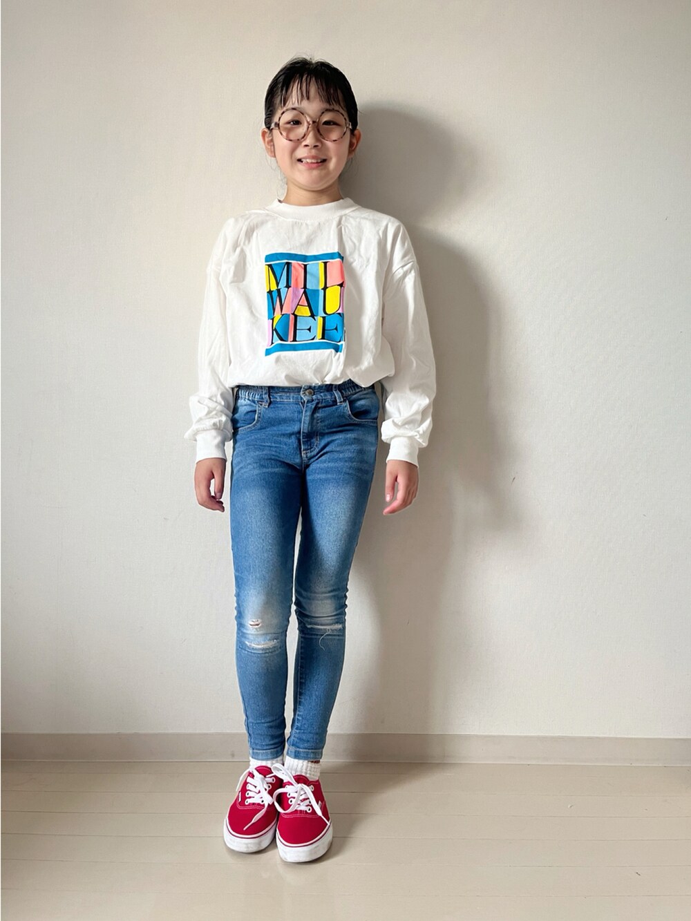 ホワイト系のTシャツ/カットソー、ブルー系のデニムパンツ、ホワイト系のシャツ/ブラウスを着用したキッズの秋コーディネートの4枚目の写真