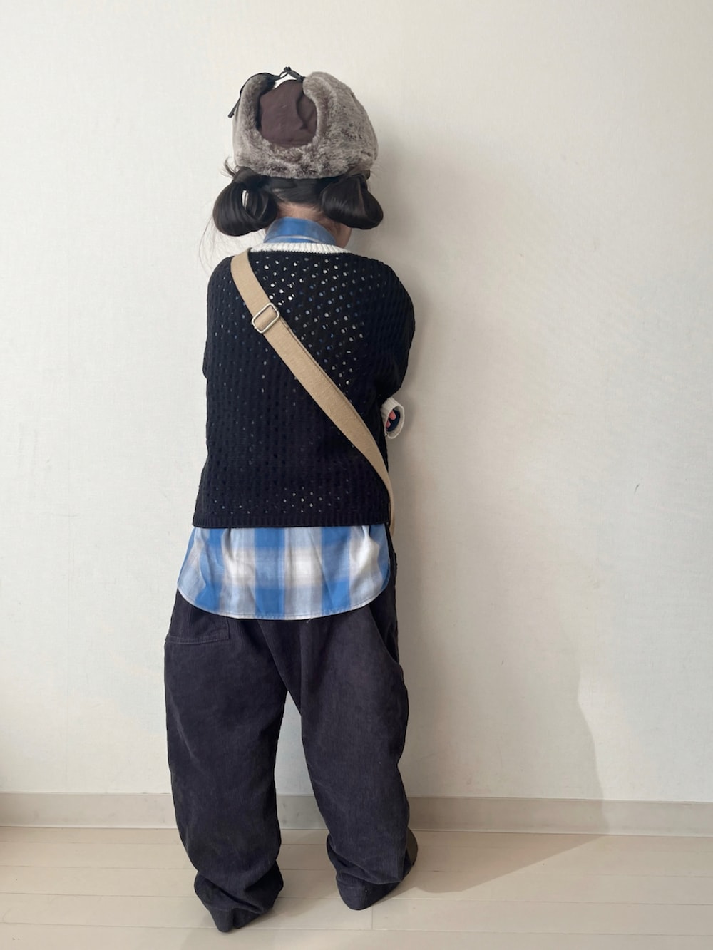 ブラック系のニット/セーター、グレー系のその他パンツ、ブルー系のシャツ/ブラウスを着用したキッズの冬コーディネートの3枚目の写真