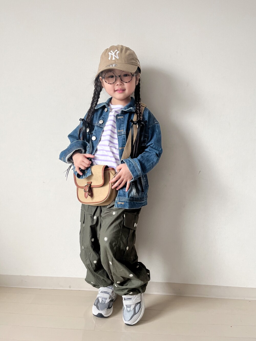 パープル系のTシャツ/カットソー、グリーン系のカーゴパンツ、グレー系のスニーカーを着用したキッズの春コーディネートの2枚目の写真