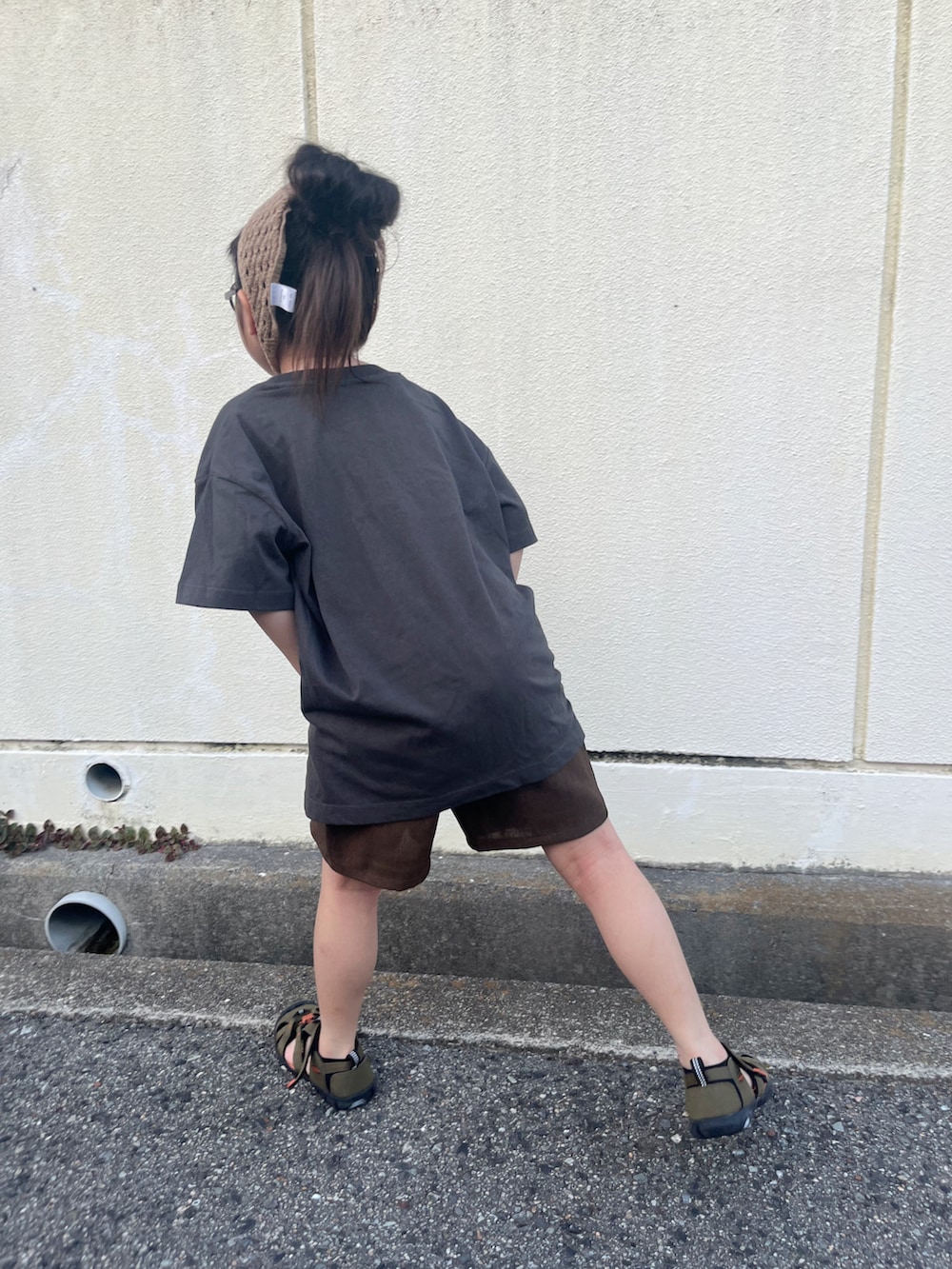 グレー系のTシャツ/カットソー、ブラウン系のその他パンツ、グリーン系のサンダルを着用したキッズの夏コーディネートの3枚目の写真