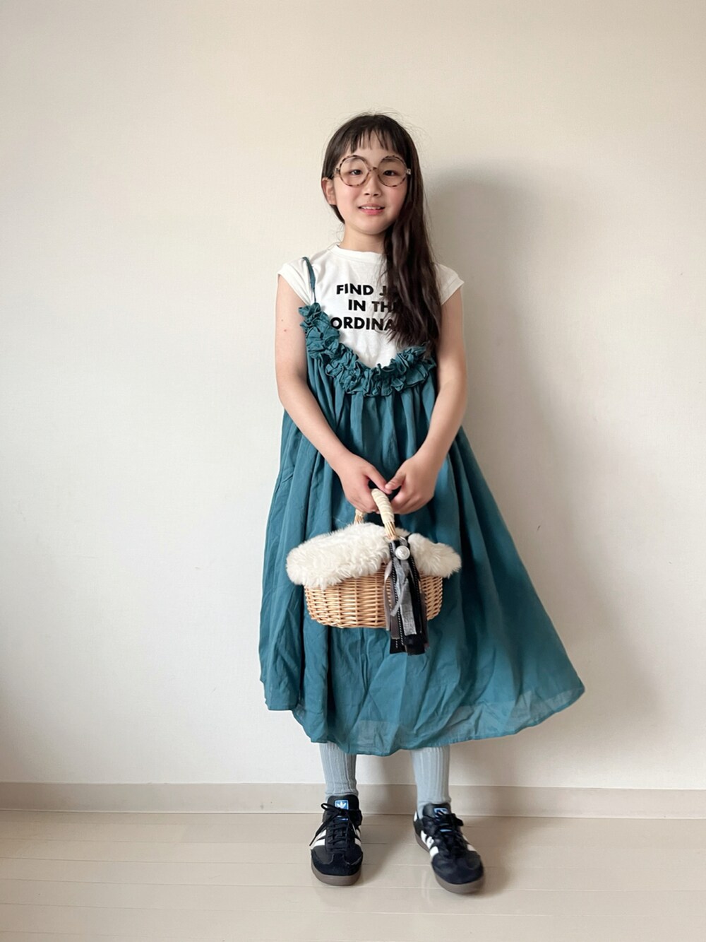 グリーン系のワンピース、ホワイト系のTシャツ/カットソー、ブラック系のスニーカーを着用したキッズの夏コーディネートの2枚目の写真