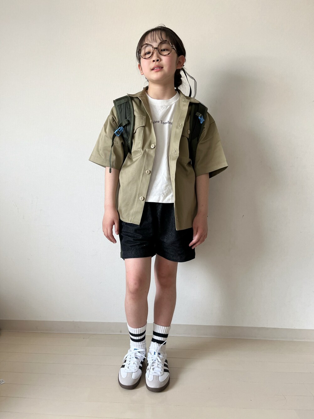 ベージュ系のシャツ/ブラウス、ブラック系のデニムパンツ、ホワイト系のTシャツ/カットソーを着用したキッズの春コーディネートの4枚目の写真