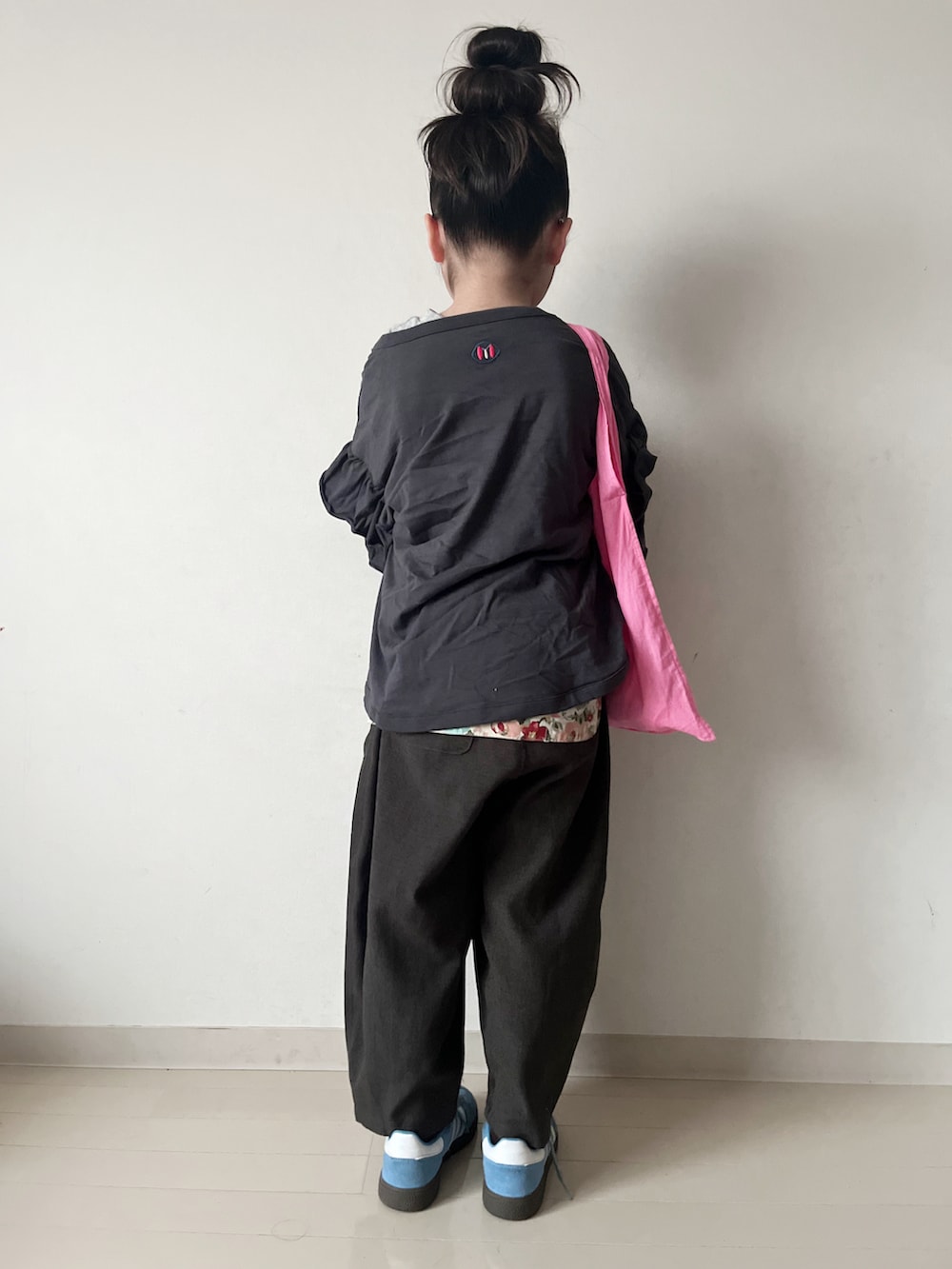 ホワイト系のTシャツ/カットソー、ブラック系のカーディガン/ボレロ、グレー系のその他パンツを着用したキッズの春コーディネートの5枚目の写真