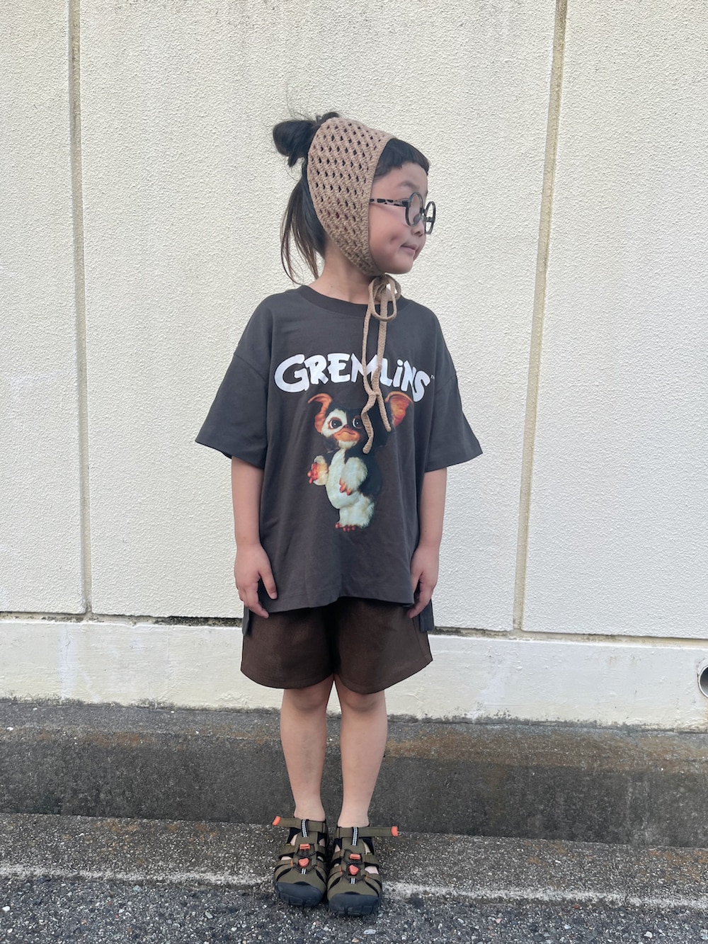 グレー系のTシャツ/カットソー、ブラウン系のその他パンツ、グリーン系のサンダルを着用したキッズの夏コーディネートの4枚目の写真