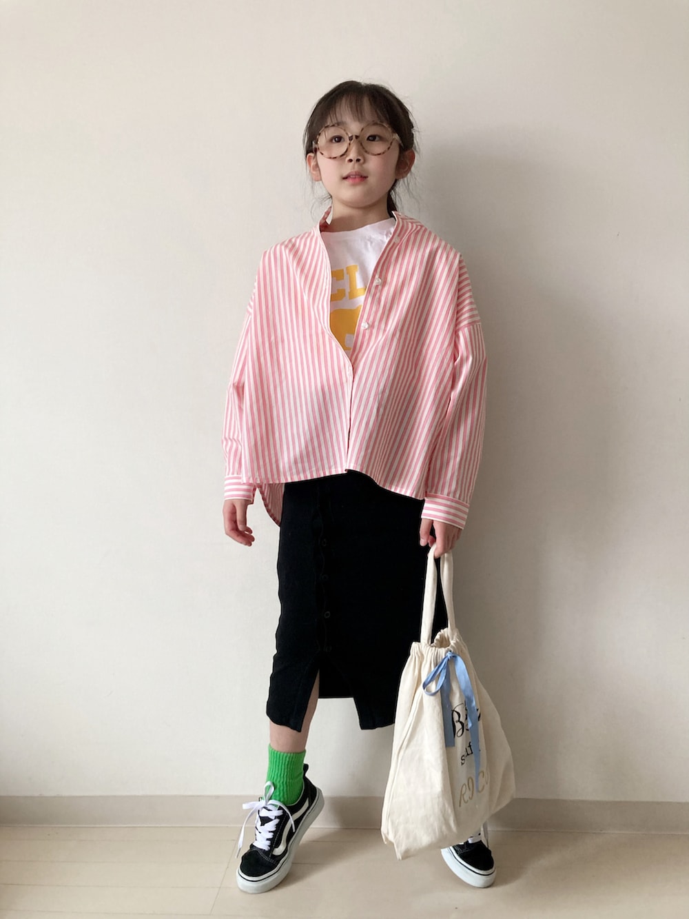 ピンク系のシャツ/ブラウス、ホワイト系のTシャツ/カットソー、ブラック系のスニーカーを着用したキッズの春コーディネートの4枚目の写真