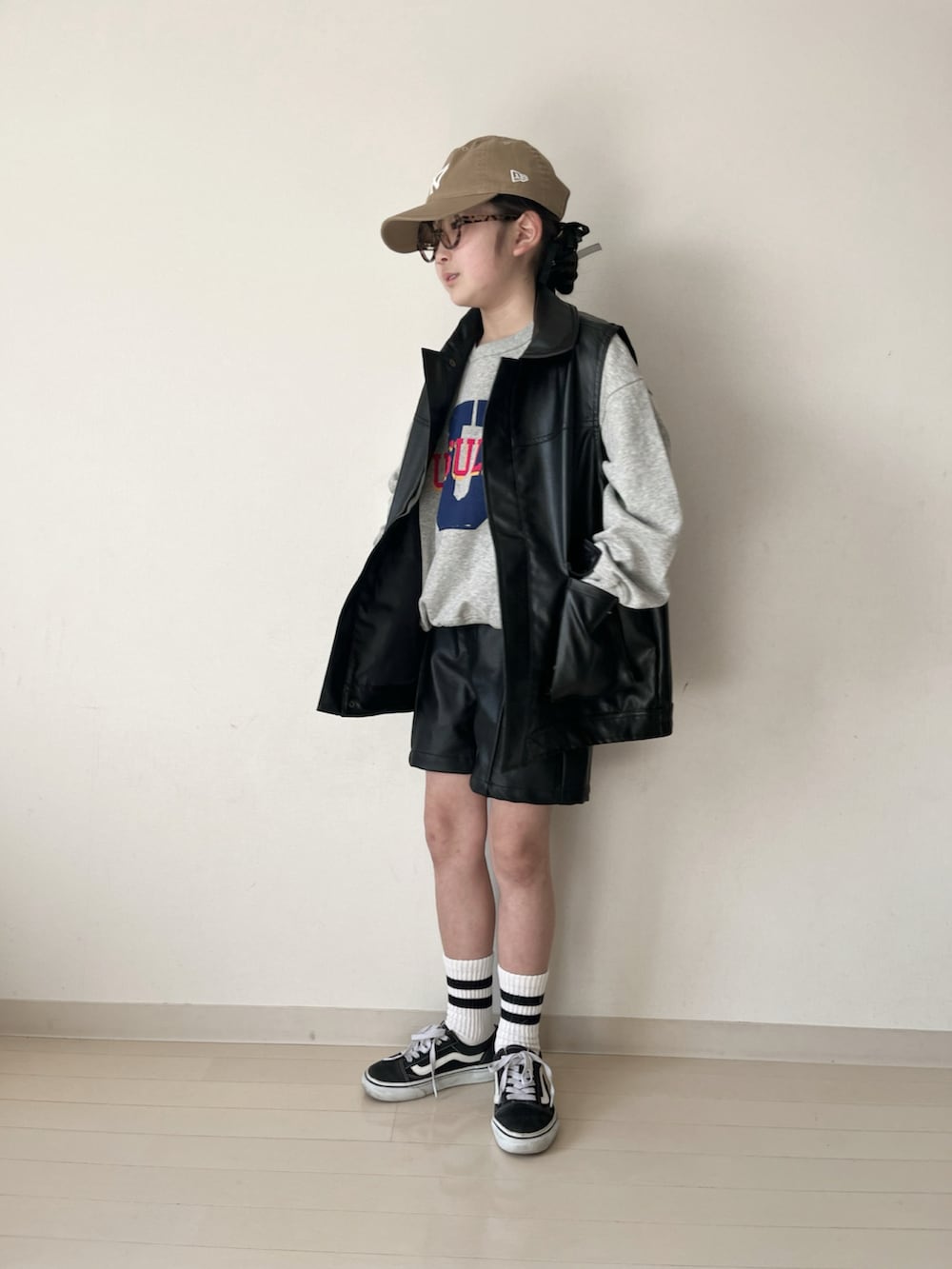 グレー系のスウェット、ブラック系のジャケット/アウター、ブラック系のその他パンツを着用したキッズの冬コーディネートの2枚目の写真