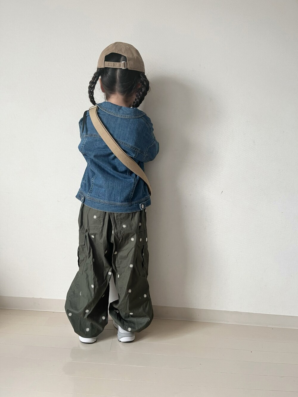 パープル系のTシャツ/カットソー、グリーン系のカーゴパンツ、グレー系のスニーカーを着用したキッズの春コーディネートの5枚目の写真