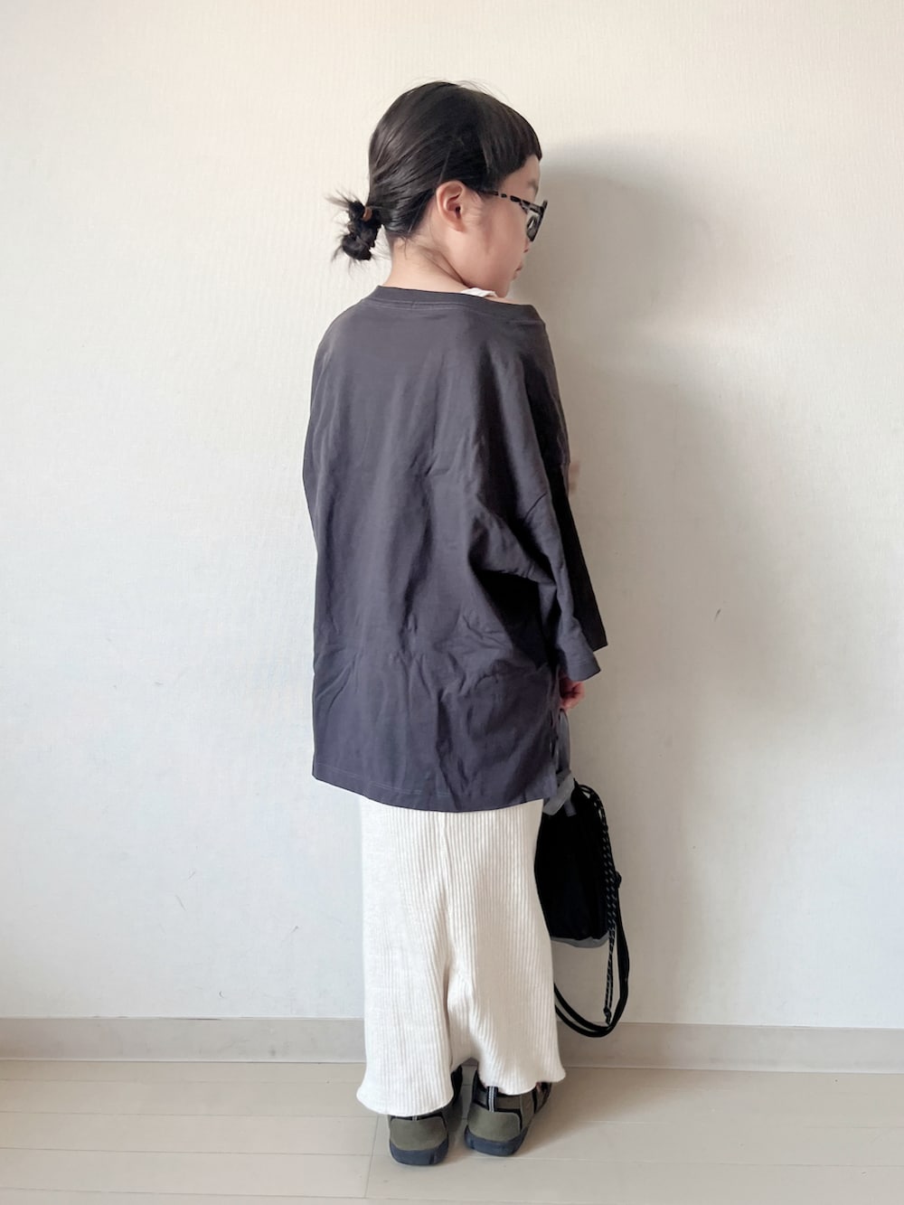 「シンプルコーデ、きれいめカジュアル、夏コーデ、韓国子供服、ショルダーバッグ、ブラックコーデ、タンクトップ、お出かけコーデ、フェススタイル、レイヤードスタイル、サンダル、キャップ」｜「LOWRYS FARMのアソートＰＴＳＳ　290094（Tシャツ/カットソー、グレー系）」を使った、* 𝚝𝚘𝚛𝚒𝚌𝚘𝚝*さん（キッズ・110cm）の夏コーディネートの5枚目の写真