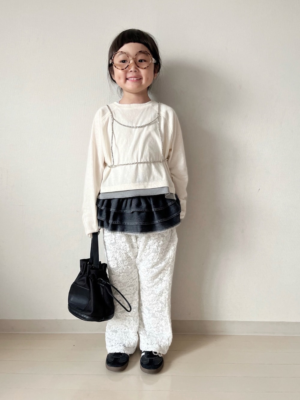 ホワイト系のTシャツ/カットソー、ホワイト系のその他パンツ、ブラック系のスニーカーを着用したキッズの秋コーディネートの4枚目の写真