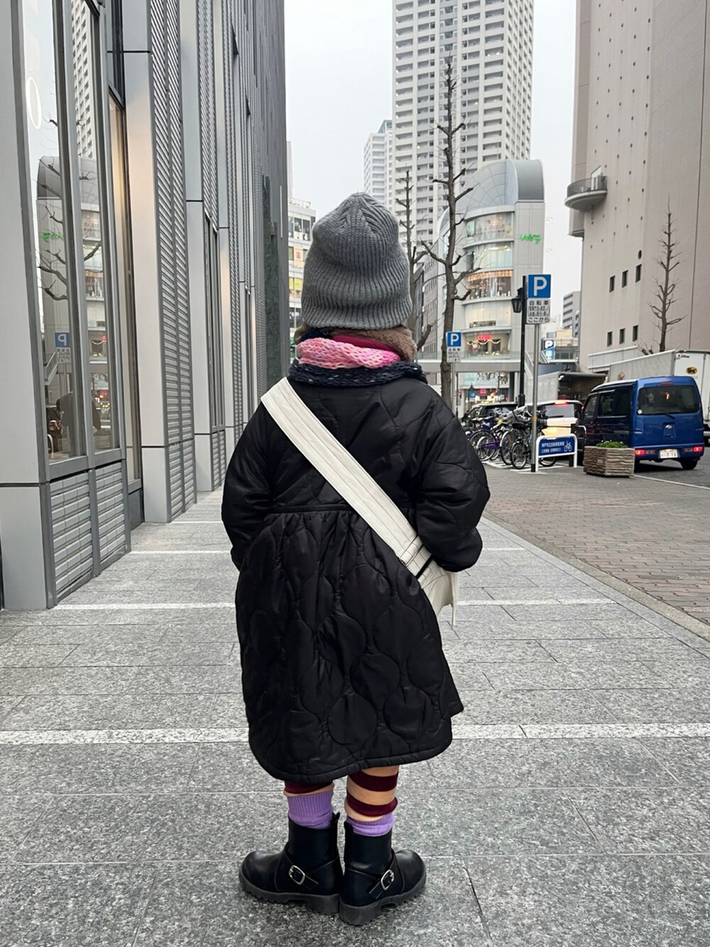 ブラック系のミリタリージャケット、グレー系のTシャツ/カットソー、ベージュ系のその他パンツを着用したキッズの冬コーディネートの3枚目の写真