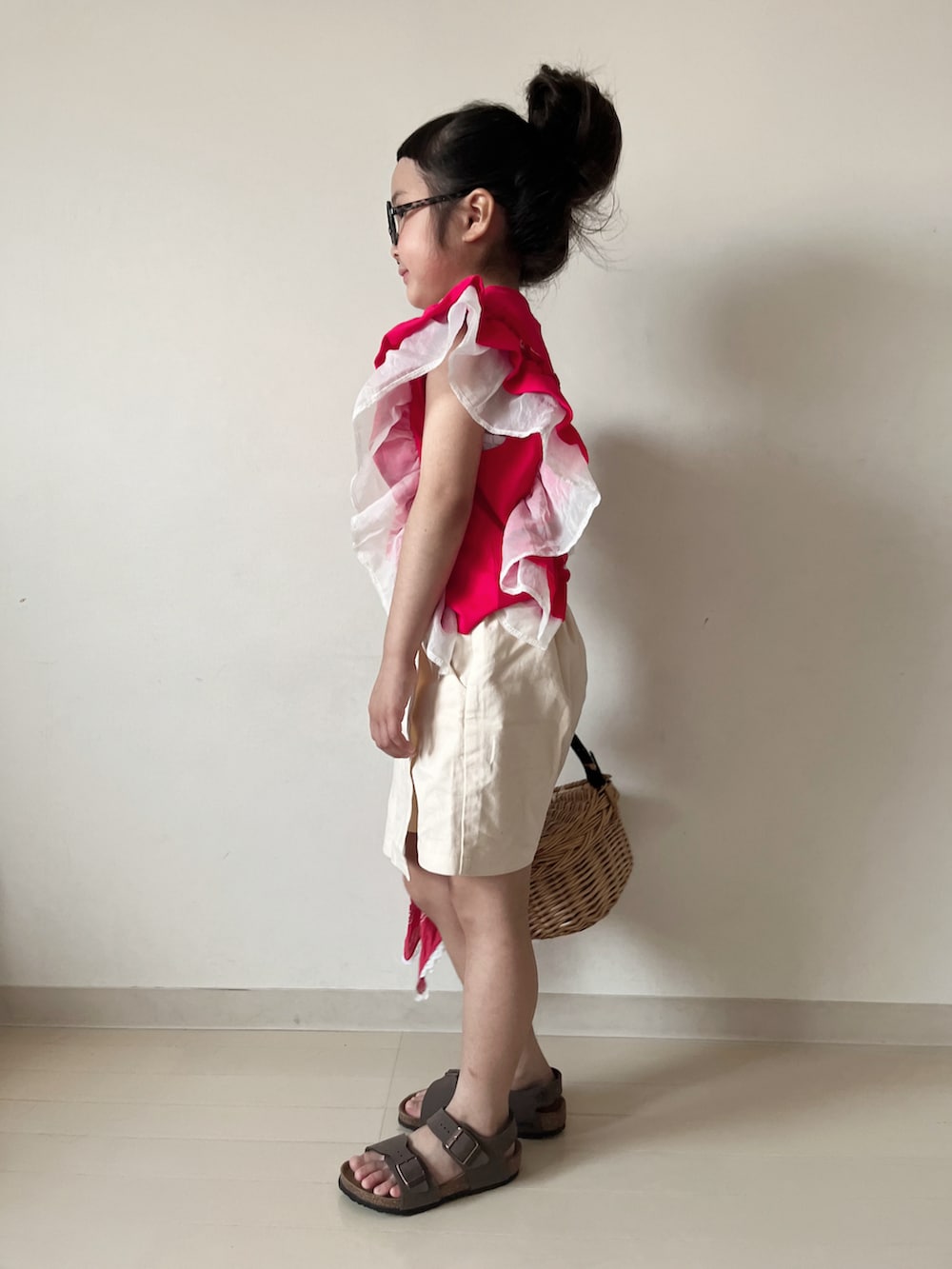 「フリル、ハーフパンツ、キュロット、ビタミンカラー、赤、夏コーデ、CIAOPANIC TYPY、かごバッグ、サンダル、めがね、バンダナ」｜「CIAOPANIC TYPYの【KIDS】ドッキングフリルチュールロゴTEE（Tシャツ/カットソー、レッド系）」を使った、* 𝚝𝚘𝚛𝚒𝚌𝚘𝚝*さん（キッズ・110cm）の夏コーディネートの2枚目の写真