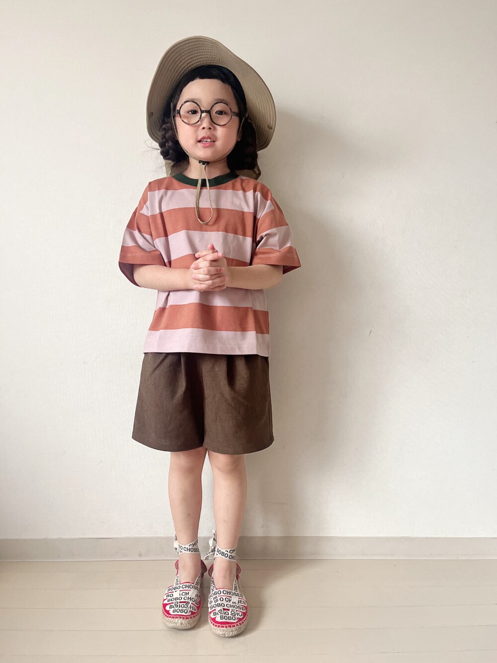 パープル系のTシャツ/カットソー、ブラウン系のその他パンツ、レッド系のサンダルを着用したキッズの夏コーディネートの2枚目の写真