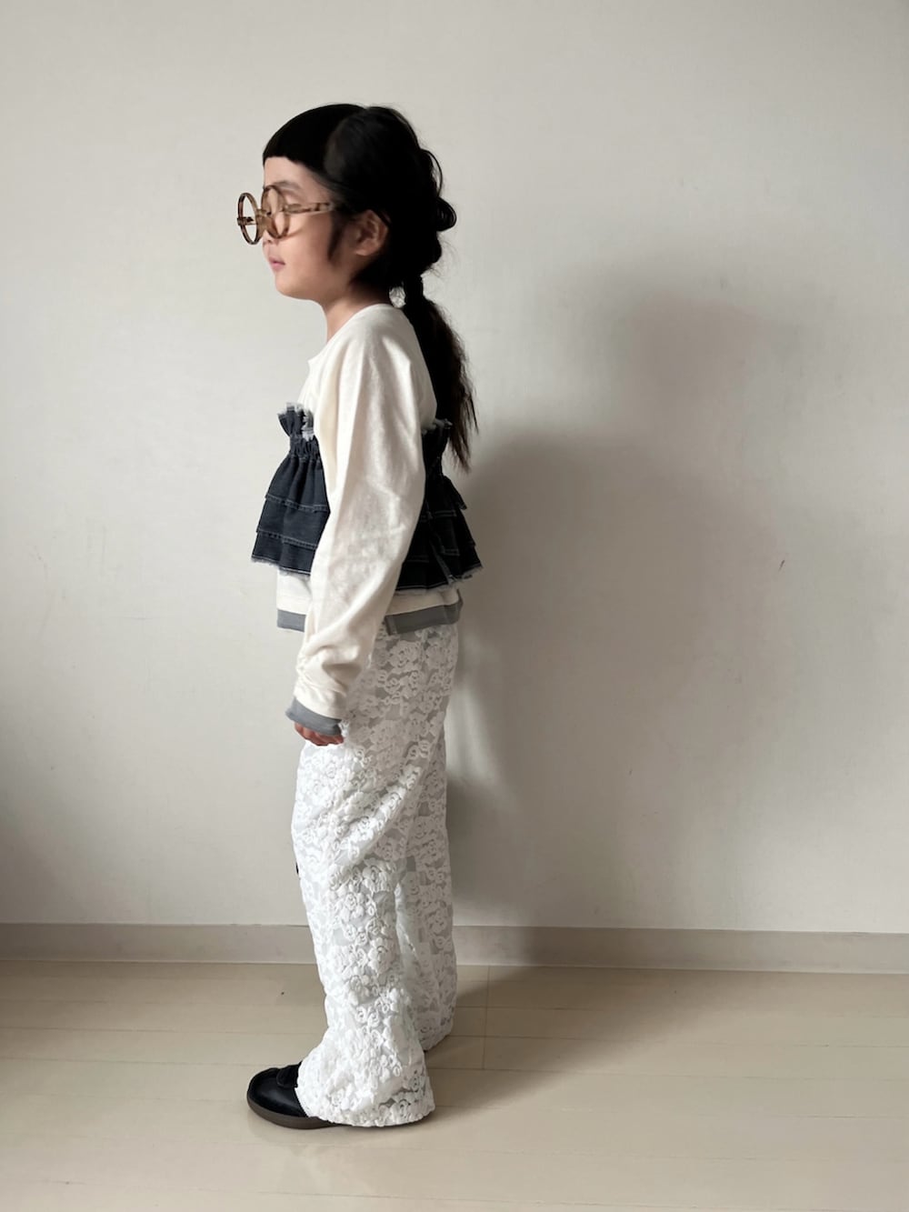 ホワイト系のTシャツ/カットソー、ホワイト系のその他パンツ、ブラック系のスニーカーを着用したキッズの秋コーディネートの3枚目の写真