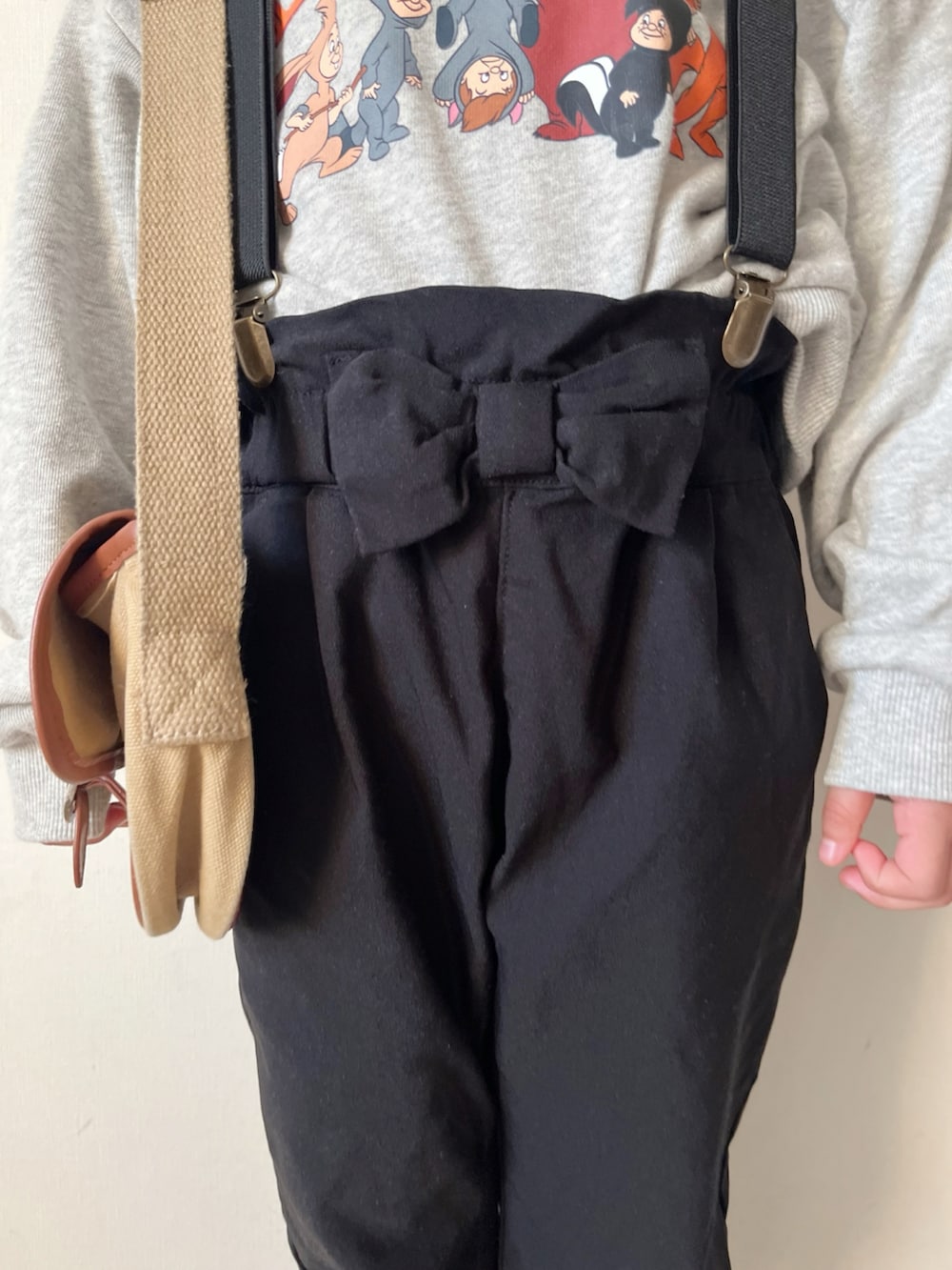 グレー系のスウェット、ベージュ系のTシャツ/カットソー、ブラック系のその他パンツを着用したキッズの秋コーディネートの5枚目の写真
