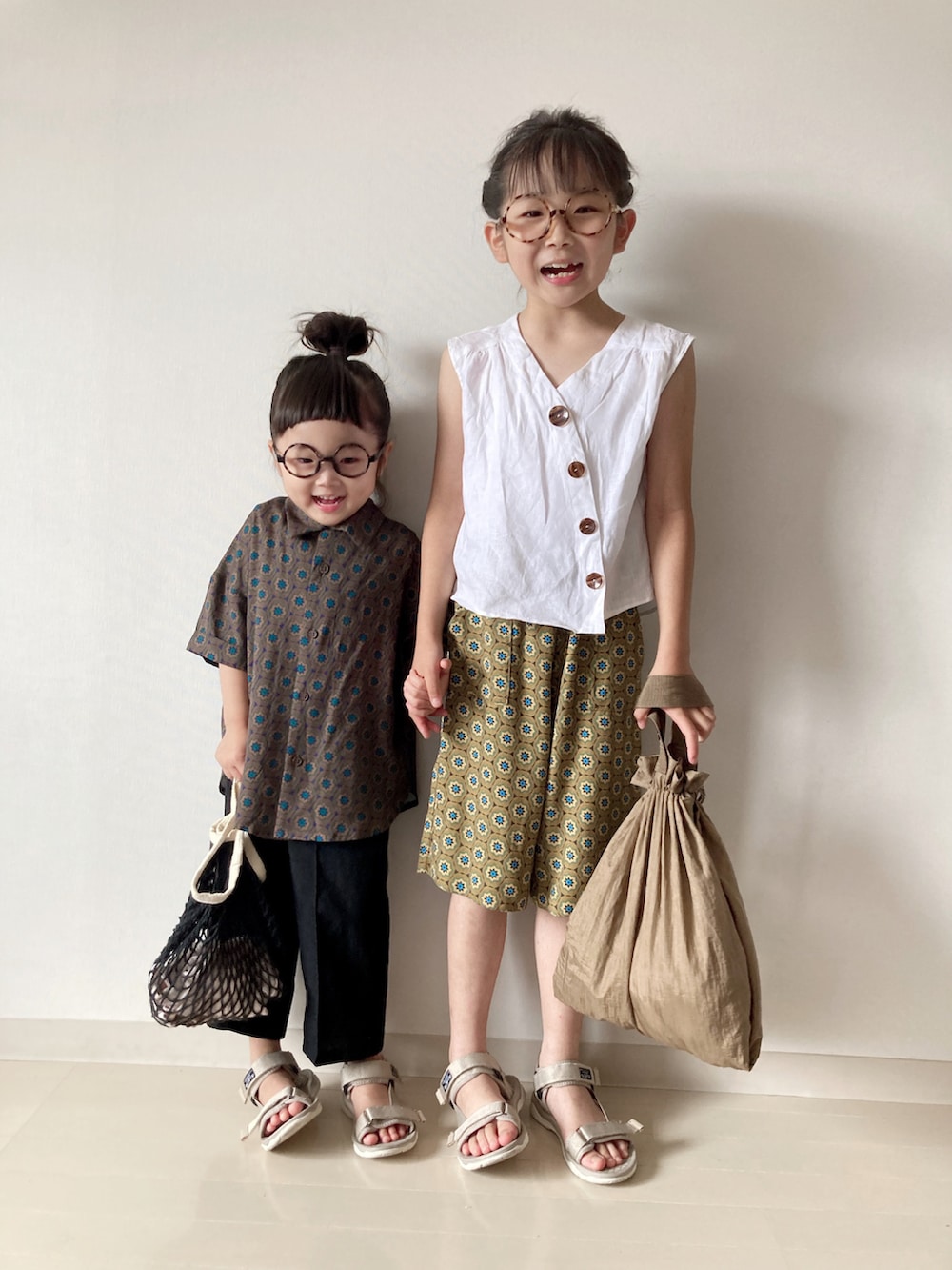 ブラウン系のシャツ/ブラウス、ベージュ系のその他パンツ、ベージュ系のサンダルを着用したキッズの夏コーディネートの4枚目の写真