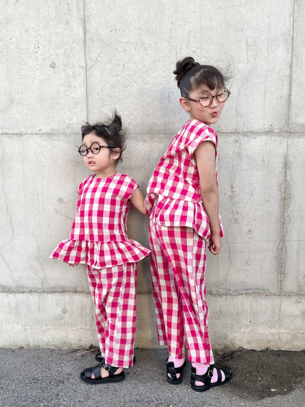 レッド系のセットアップ、レッド系のセットアップ、ブラック系のサンダルを着用したキッズの夏コーディネートの4枚目の写真