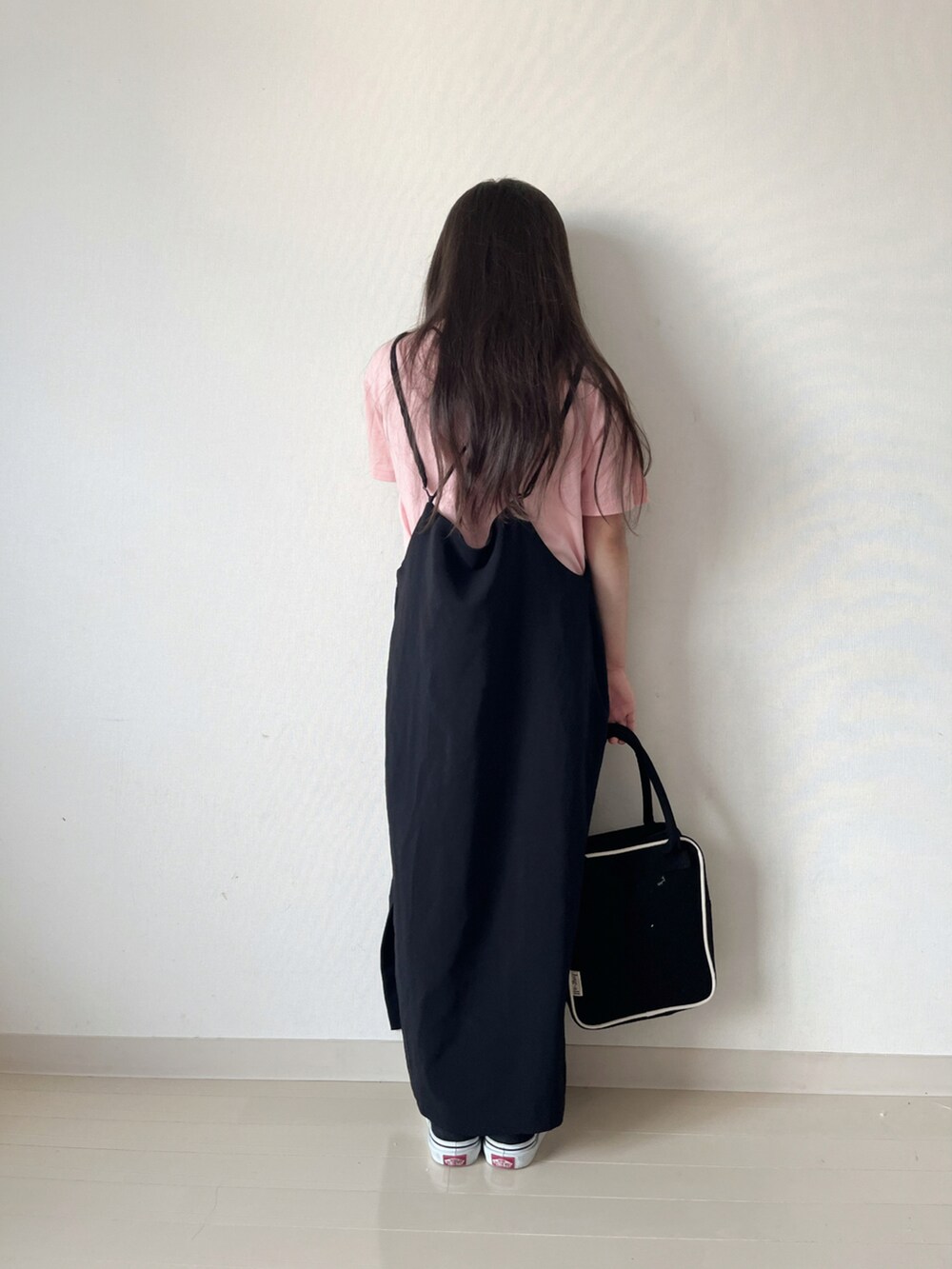 ピンク系のTシャツ/カットソー、ブラック系のスカート、ブラック系のスニーカーを着用したキッズの夏コーディネートの4枚目の写真