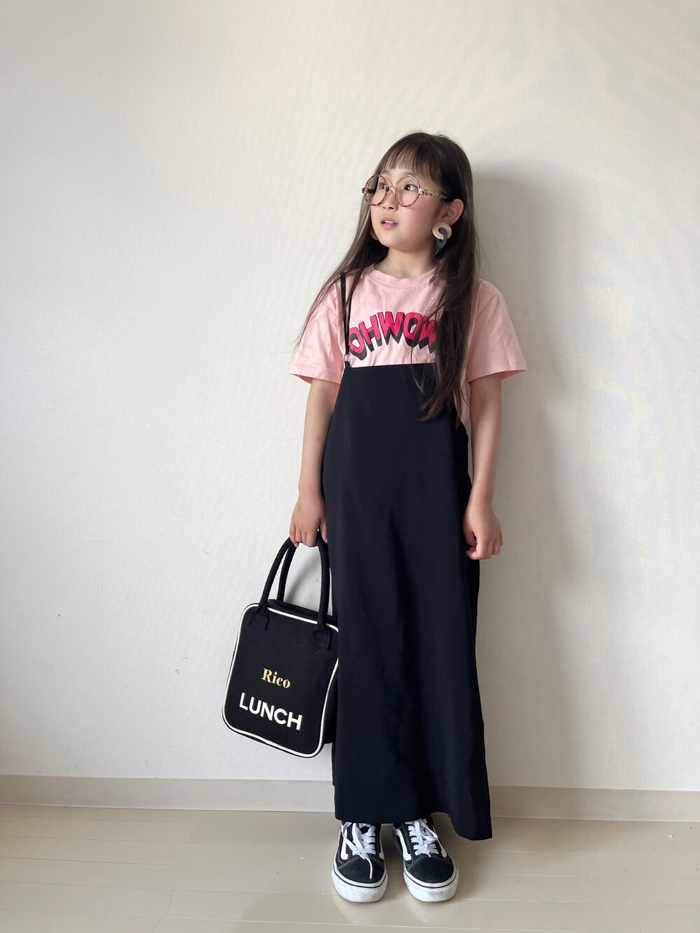 ピンク系のTシャツ/カットソー、ブラック系のスカート、ブラック系のスニーカーを着用したキッズの夏コーディネートの3枚目の写真