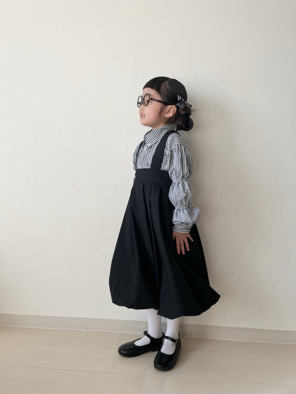 ブラック系のシャツ/ブラウス、ブラック系のワンピース、ブラック系のスーツジャケットを着用したキッズの冬コーディネートの4枚目の写真