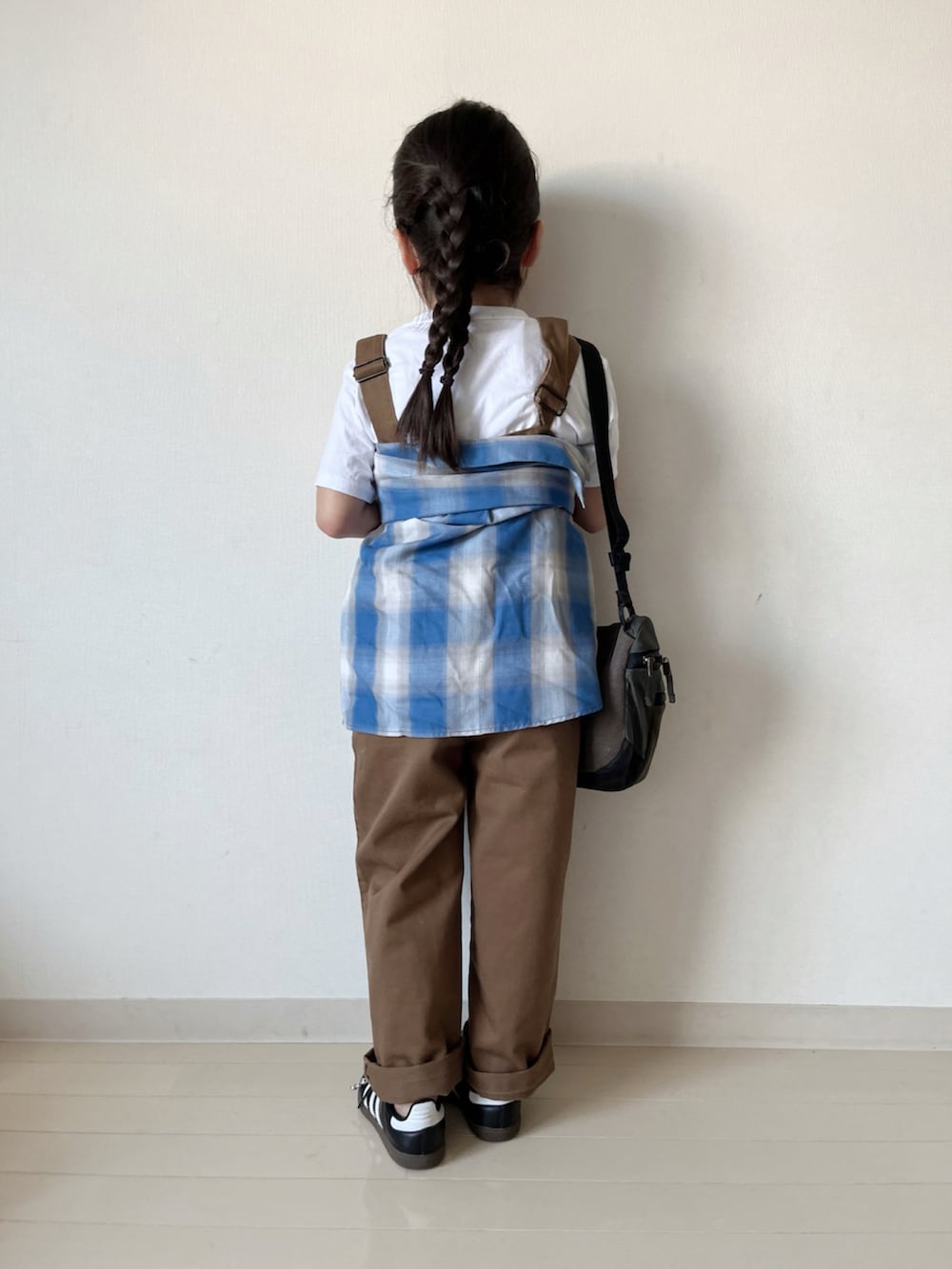 ホワイト系のTシャツ/カットソー、ブルー系のシャツ/ブラウス、その他のボディバッグ/ウエストポーチを着用したキッズの秋コーディネートの5枚目の写真