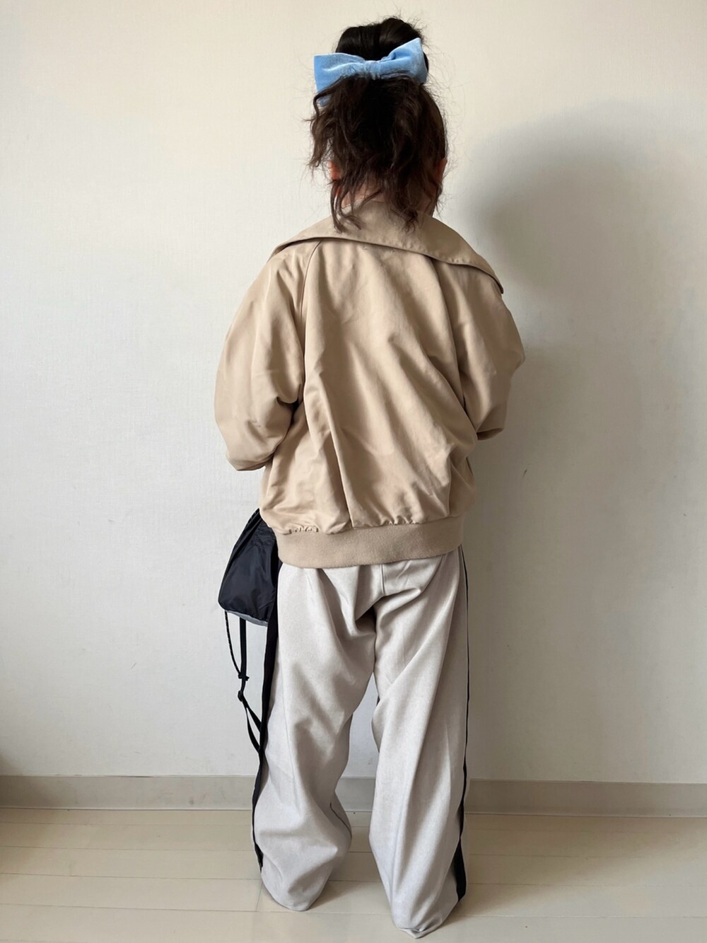「春めき満開コーデ、ジャケット、スカーフ、春色、ロンT、プチプラ、スポーツミックス、スニーカー、巾着バッグ、カジュアルコーデ」｜「LSP WOWの【LSP WOW!】カラバリプリントロンT（Tシャツ/カットソー、ピンク系）」を使った、* 𝚝𝚘𝚛𝚒𝚌𝚘𝚝*さん（キッズ・110cm）の春コーディネートの5枚目の写真