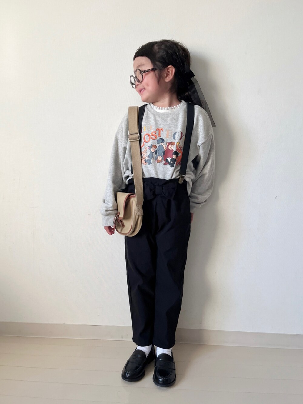 グレー系のスウェット、ベージュ系のTシャツ/カットソー、ブラック系のその他パンツを着用したキッズの秋コーディネートの2枚目の写真