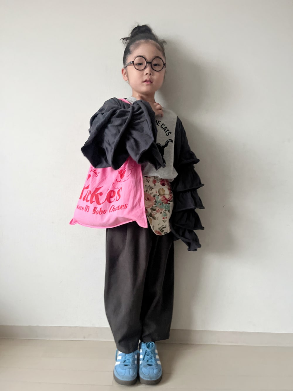 ホワイト系のTシャツ/カットソー、ブラック系のカーディガン/ボレロ、グレー系のその他パンツを着用したキッズの春コーディネートの3枚目の写真