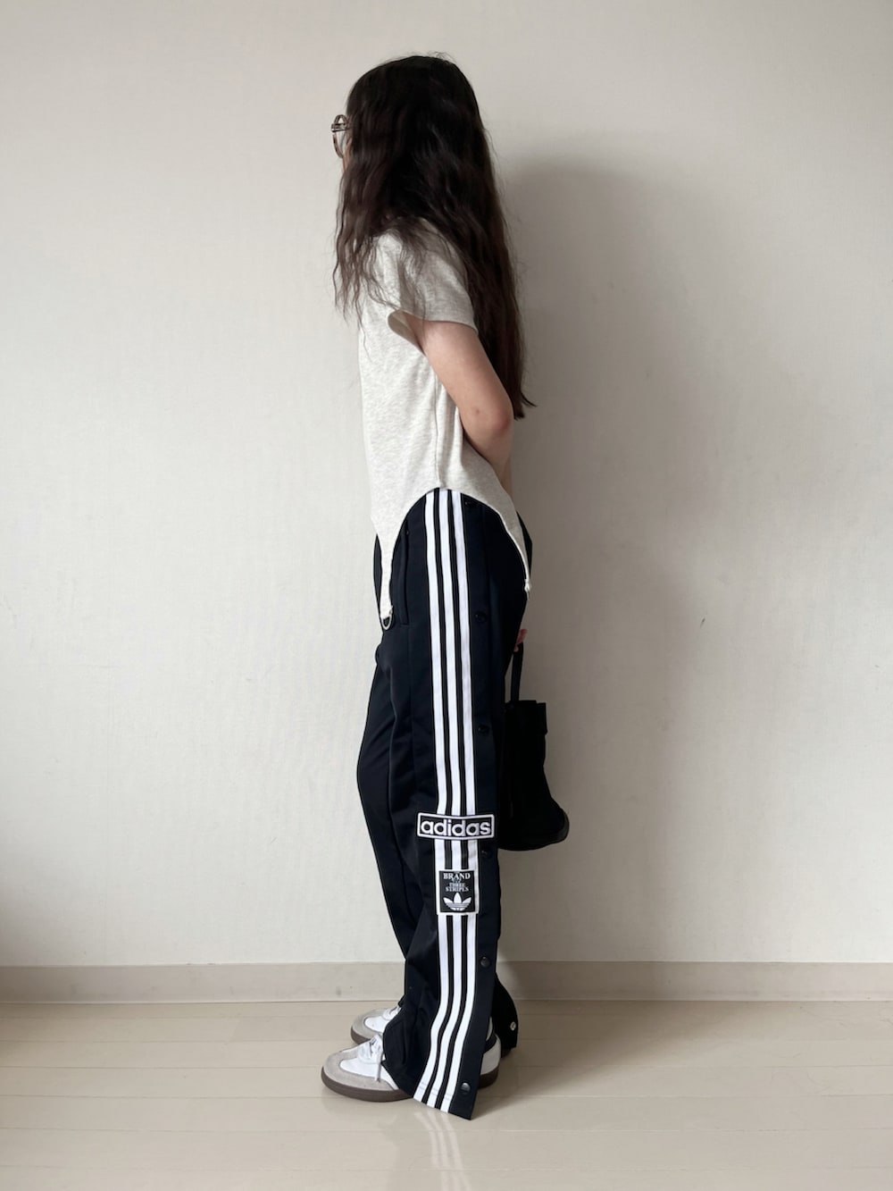 ベージュ系のTシャツ/カットソー、ブラック系のその他パンツ、ホワイト系のスニーカーを着用したキッズの夏コーディネートの5枚目の写真