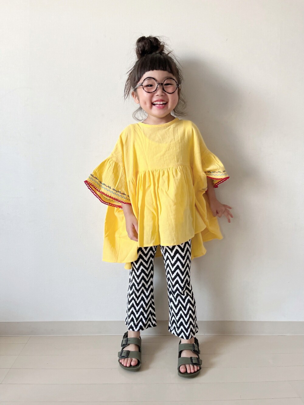 イエロー系のシャツ/ブラウス、グリーン系のサンダルを着用したキッズの春コーディネートの3枚目の写真