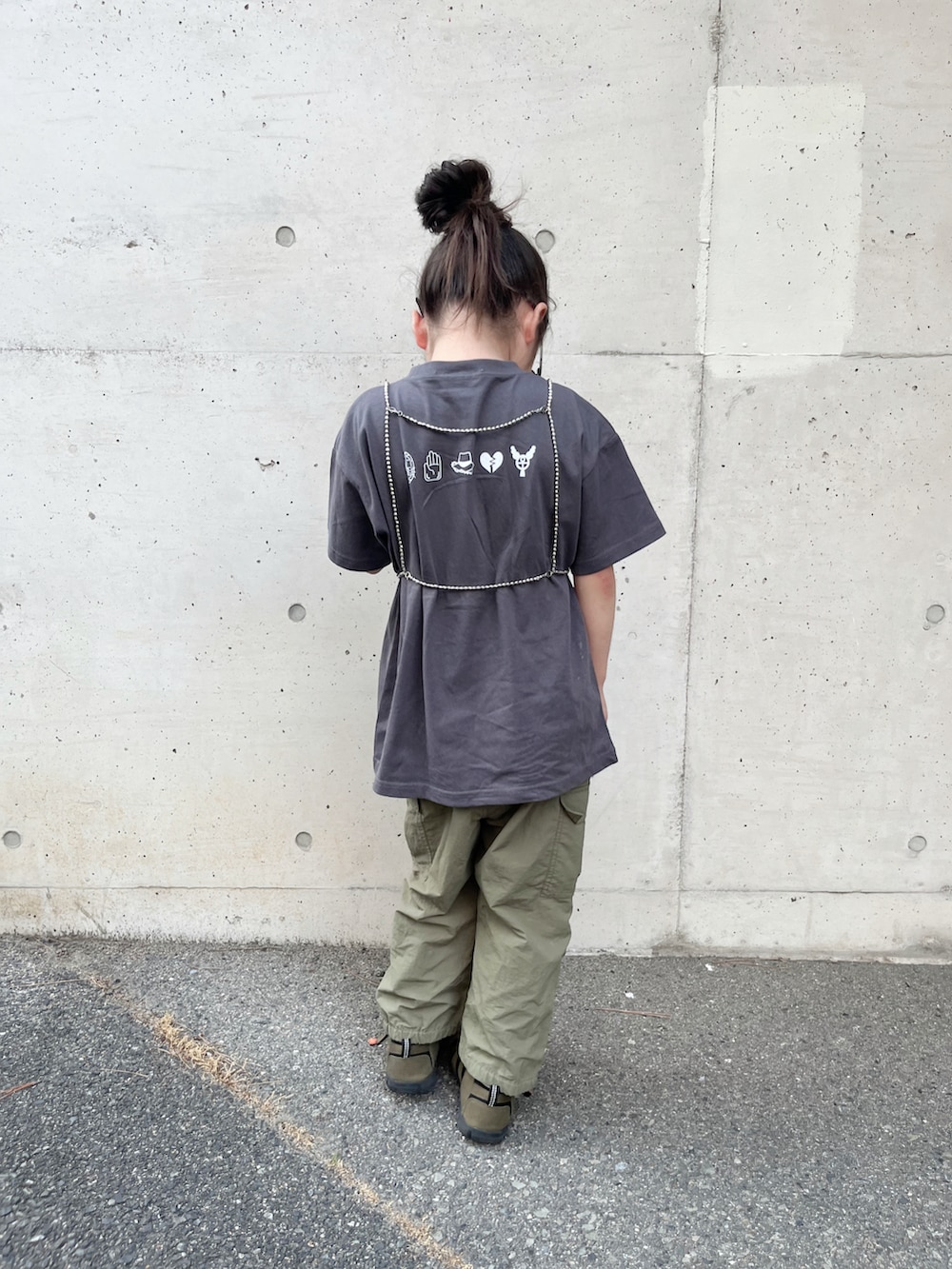 グレー系のTシャツ/カットソー、グリーン系のカーゴパンツ、グリーン系のサンダルを着用したキッズの夏コーディネートの4枚目の写真