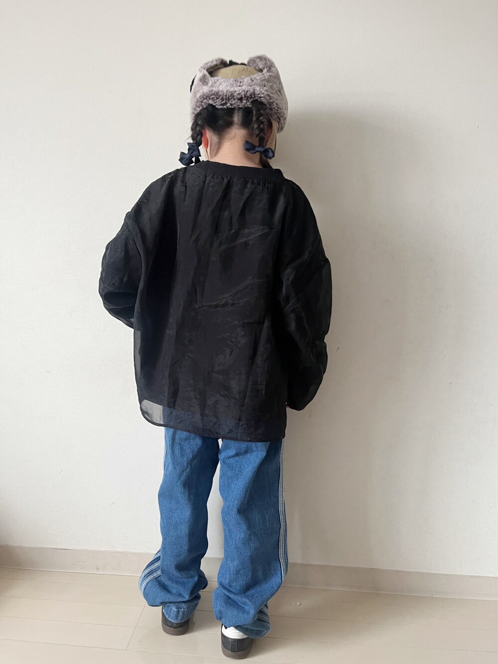 ブラウン系のワンピース、ブラック系のスニーカー、ブラック系のTシャツ/カットソーを着用したキッズの秋コーディネートの4枚目の写真