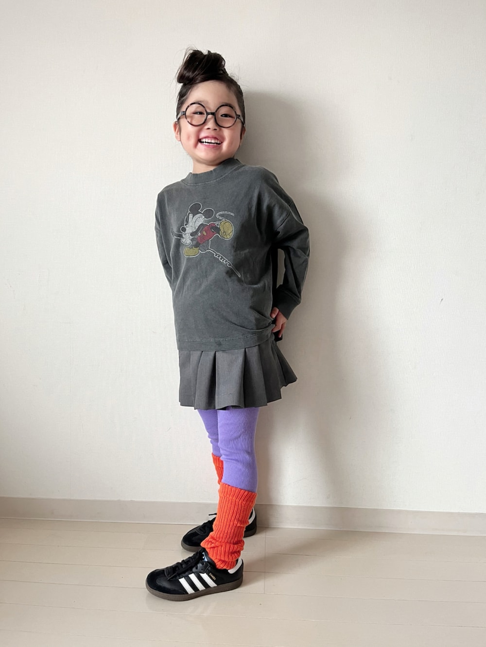 グレー系のTシャツ/カットソー、ブルー系のデニムジャケット、グレー系のスカートを着用したキッズの夏コーディネートの4枚目の写真