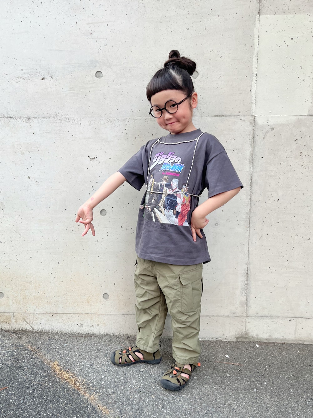 グレー系のTシャツ/カットソー、グリーン系のカーゴパンツ、グリーン系のサンダルを着用したキッズの夏コーディネートの3枚目の写真